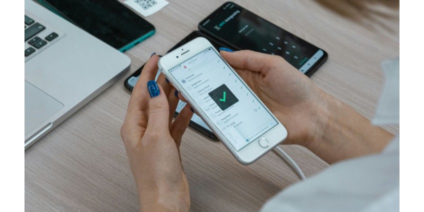 Мобільний E-commerce 2025: як керувати товарним бізнесом зі смартфона без офісу