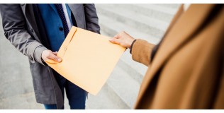 Як відправити документи з України за кордон у 2026 році: повний гід з логістики, правил та цін