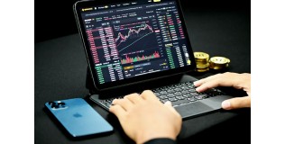 Тиск на долар: метали ростуть, долар слабшає — що це означає для трейдерів