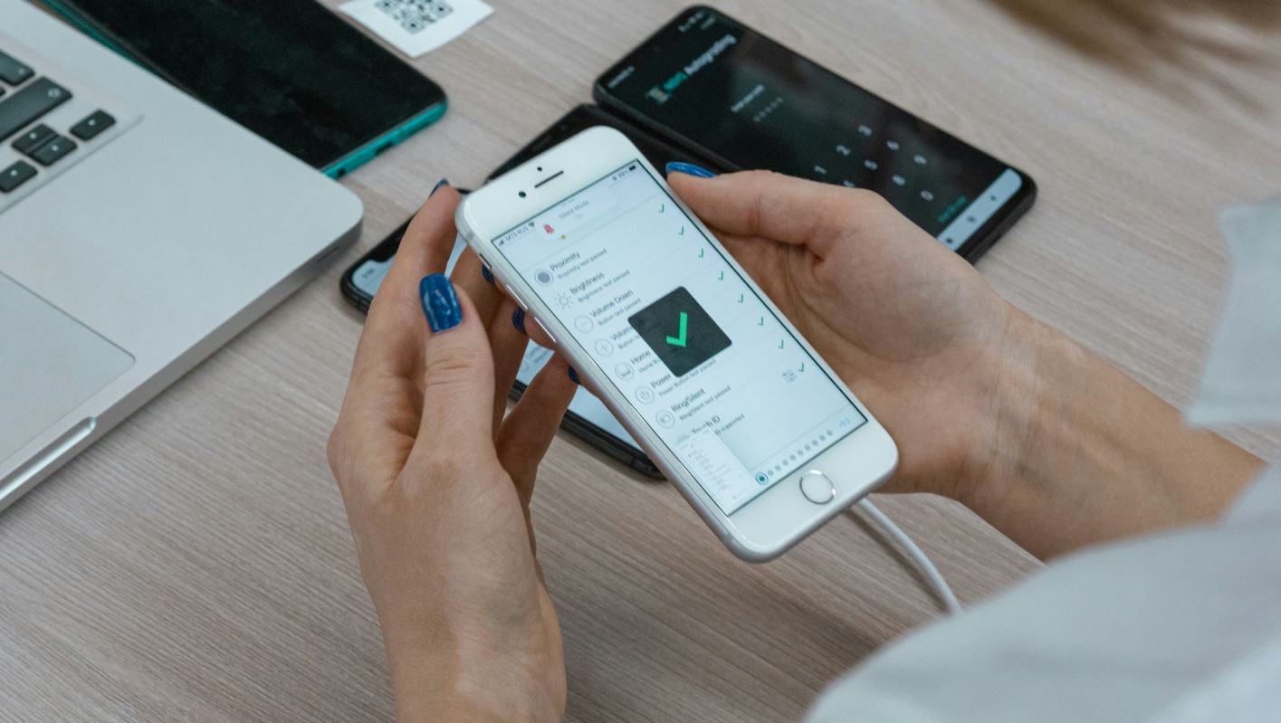 Мобільний E-commerce 2025: як керувати товарним бізнесом зі смартфона без офісу